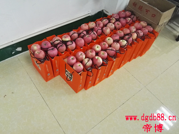 給員工們發月餅